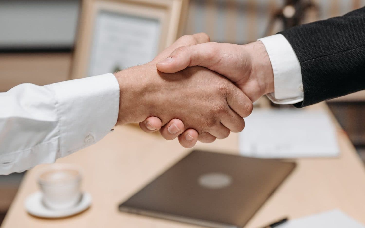 Aperto de mão numa entrevista de trabalho
